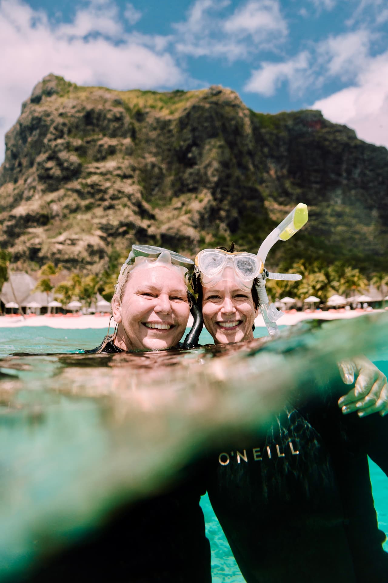 Carine et Aline dans le lagon, masques et tubas, devant le Morne