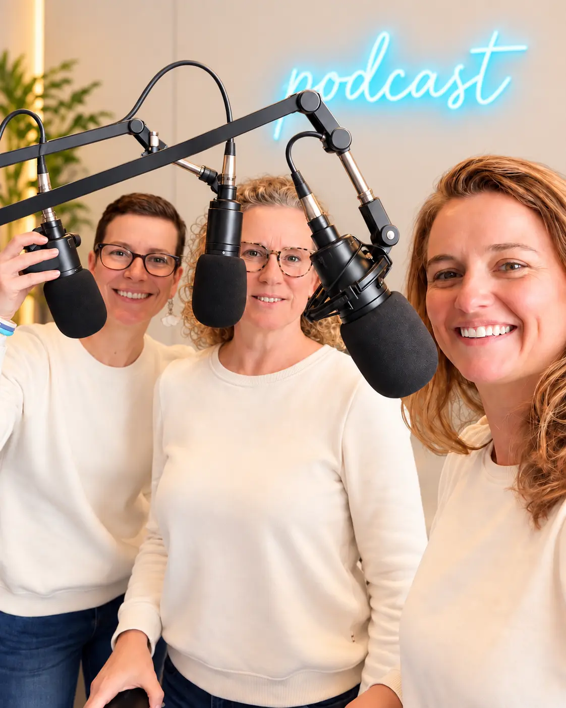 Aline, Anaïs et Flo au micro pour le podcast Mama Libre