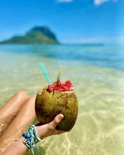 Noix de coco sur la plage — @family.seacare